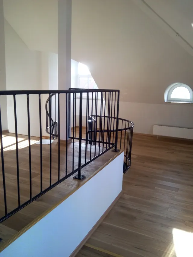 Referenz einer Bodenverlegung im Treppen- und Galeriebereich