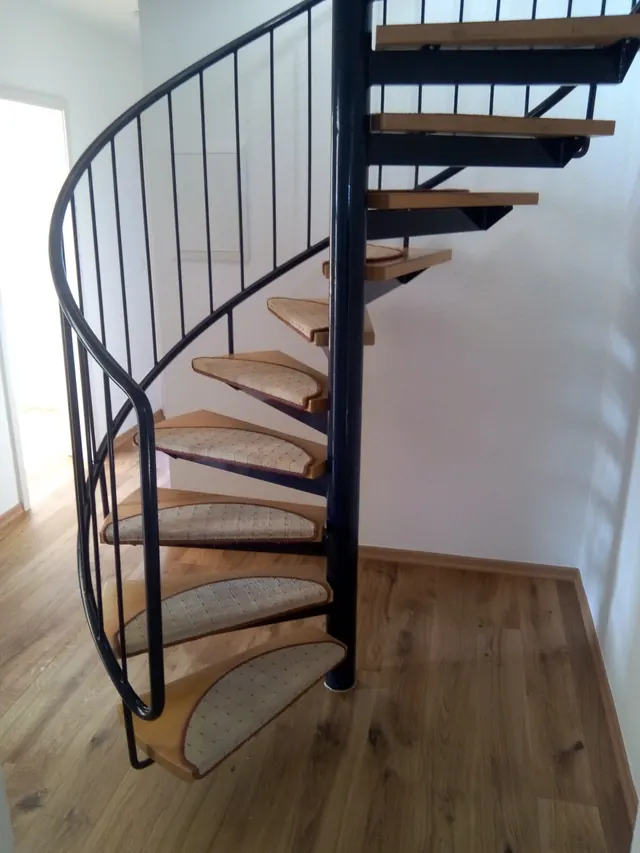 Bodenbelag rund um eine Wendeltreppe mit anspruchsvollen Anschlüssen