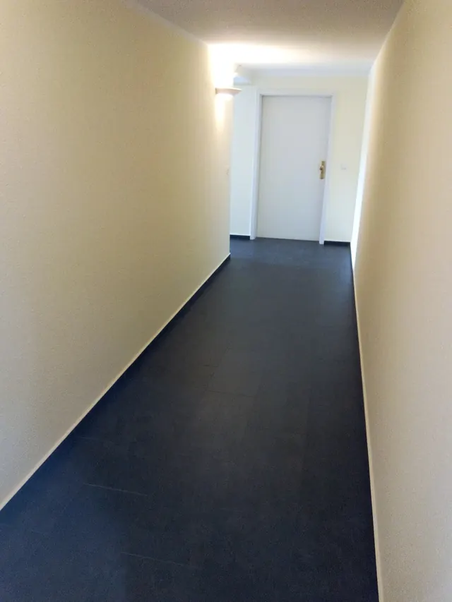 Referenz einer dunklen Bodenfläche in einem Flur