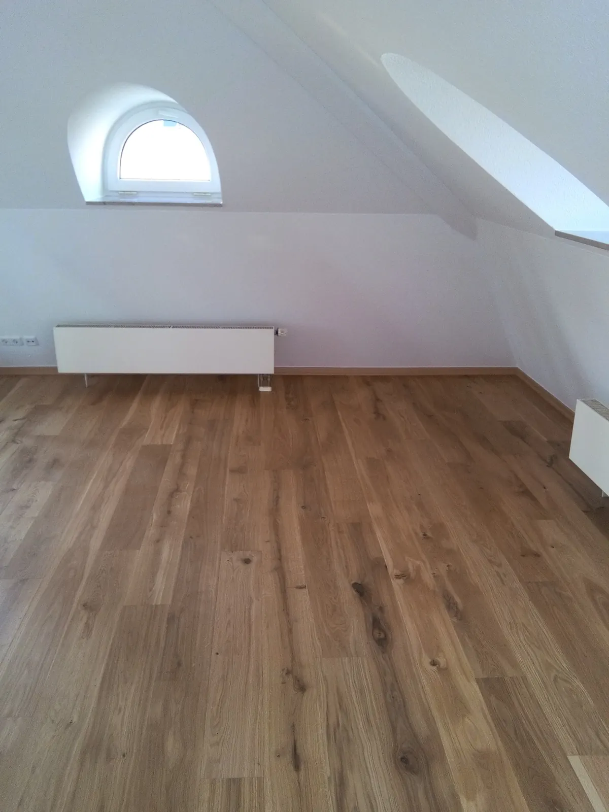 Referenz eines Bodenbelags in Holzoptik in einem Dachgeschoss