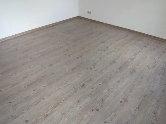 Referenz einer großflächigen Bodenverlegung in Holzoptik