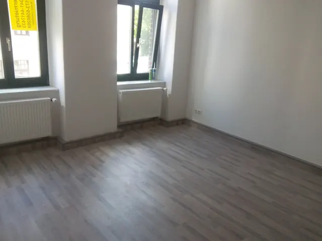 Referenz eines grauen Bodenbelags in Holzoptik in einem Wohnraum